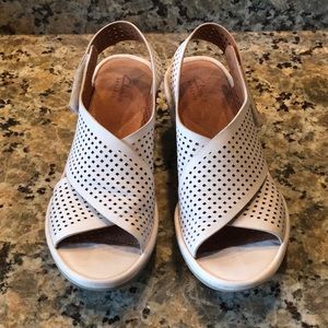 Clark’s White Wedge Sandal, 2.5”high, 8 M.